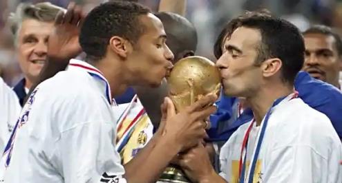 قميص رونالدو.. عندما فاز تيري هنري ببطولتين في مباراة واحدة (صورة)